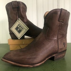 Frye NWT Billy Short Boots in Dark Brown